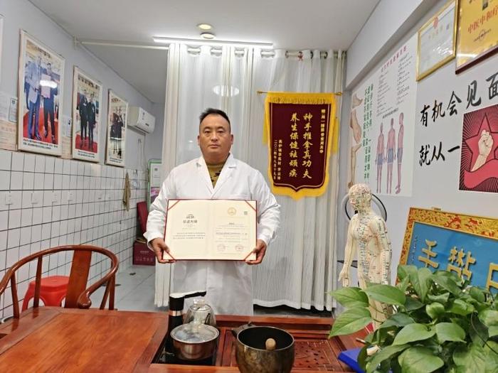                     非遗大师周启华