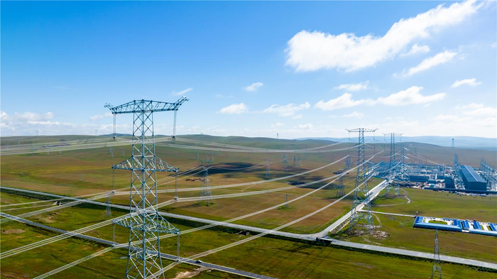 　　张北-胜利1000千伏特高压输电工程内蒙古段。徐佳琪 摄