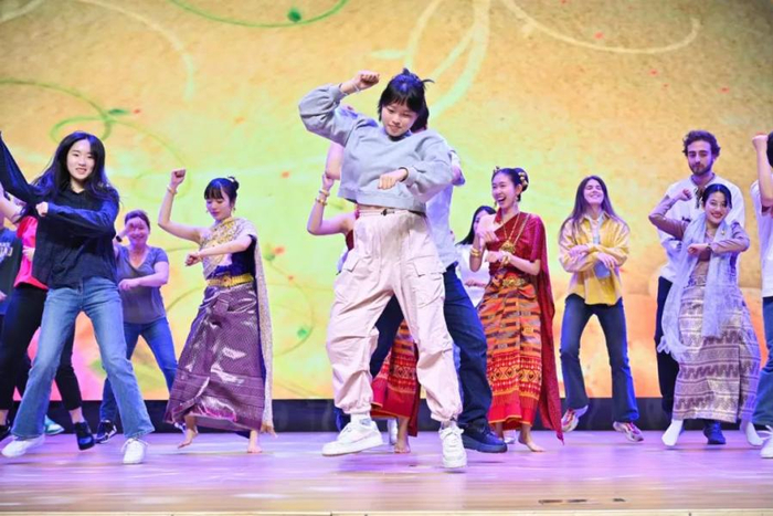 今年10月，在2024云南国际友城青少年交流周暨云南国际友城图片展闭幕式上，国际友城青年展示才艺。朱海 摄