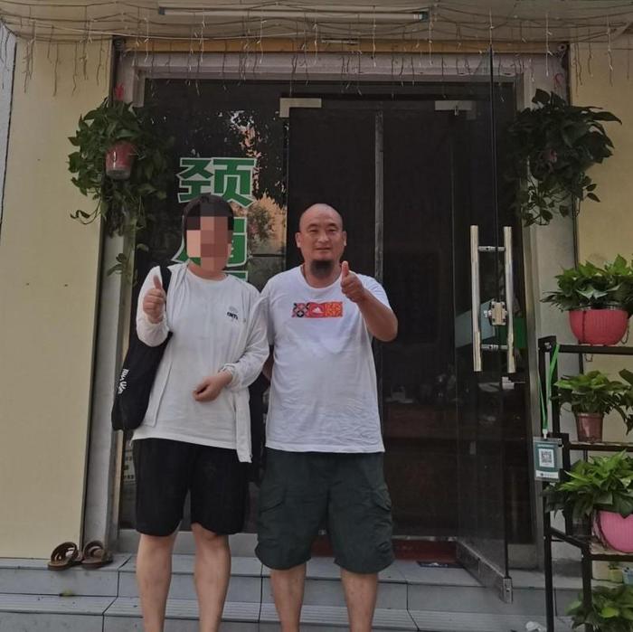 周启华（右一）与康复患者合影