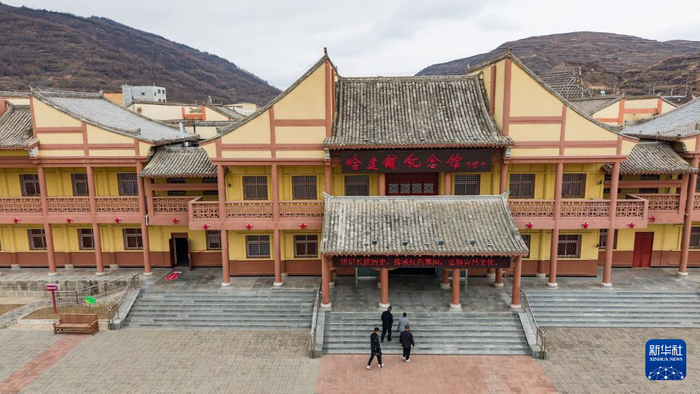   11月18日，游客走进哈达铺红军长征纪念馆参观（无人机照片）。新华社记者 郎兵兵 摄