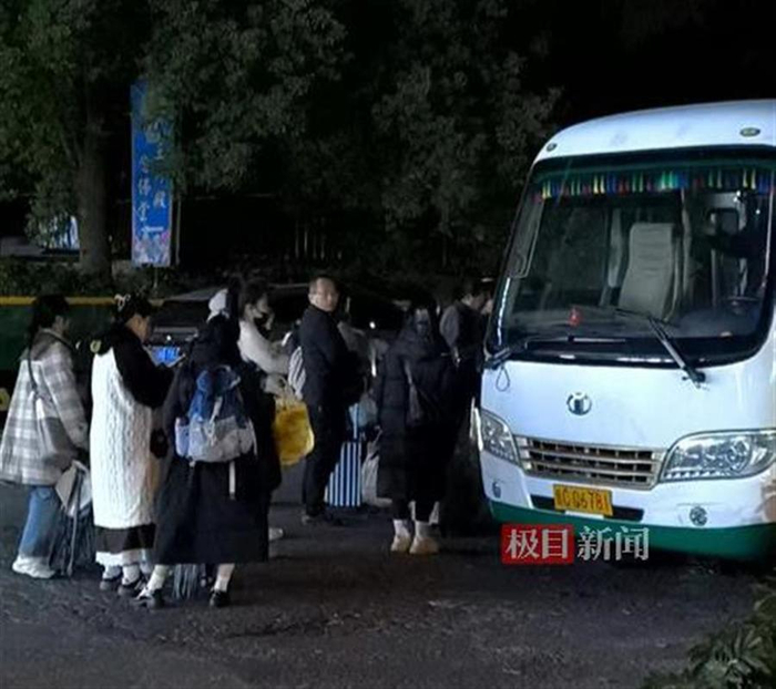 等待上车的群演（极目新闻记者李迎摄）