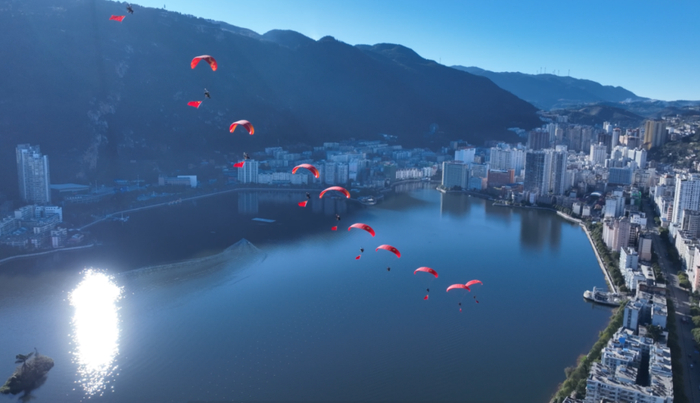 个旧2024滑翔伞特技公开赛。个旧市融媒体中心 供图