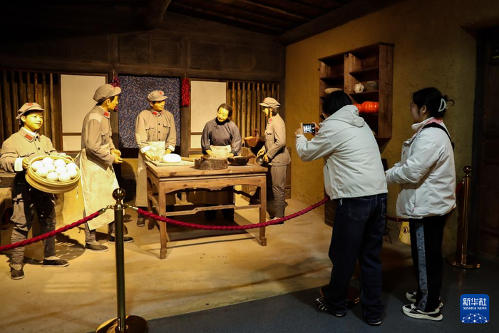   11月18日，游客在哈达铺红军长征纪念馆参观。新华社记者 郎兵兵 摄