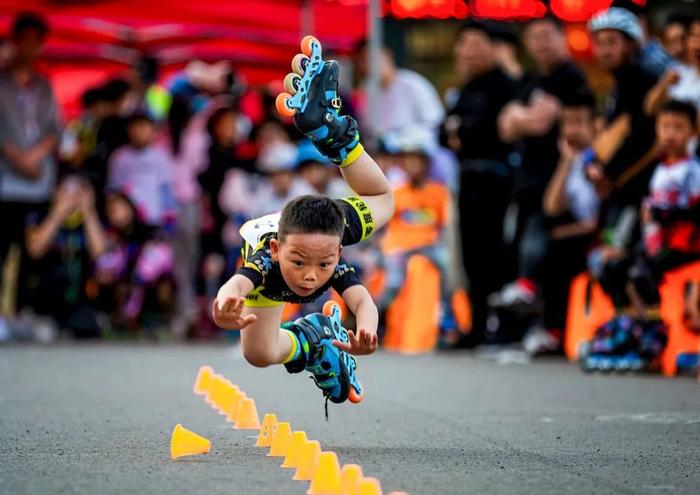 2021年5月1日，浙江台州，在首届台州市少儿滑轮比赛双鱼过桩比赛中，一位小朋友不慎跌倒。柯国盈 摄