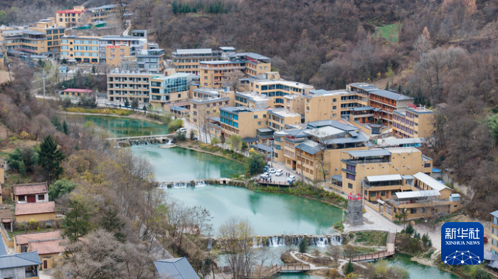   这是11月18日在甘肃省陇南市宕昌县立界村拍摄的民宿和农家乐集群（无人机照片）。新华社记者 郎兵兵 摄