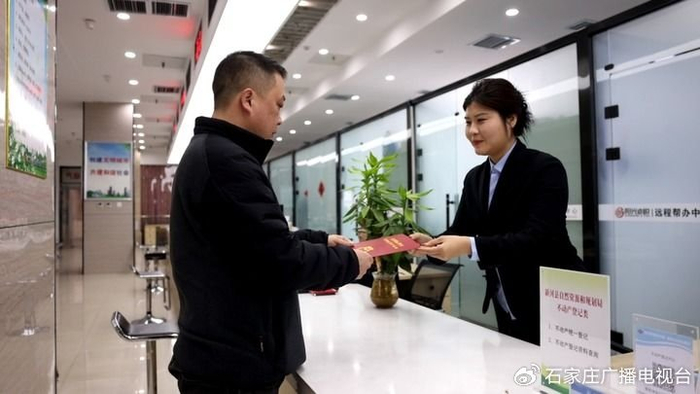 新河县政务服务大厅工作人员在给企业业主办理证照审批手续。（受访者提供）