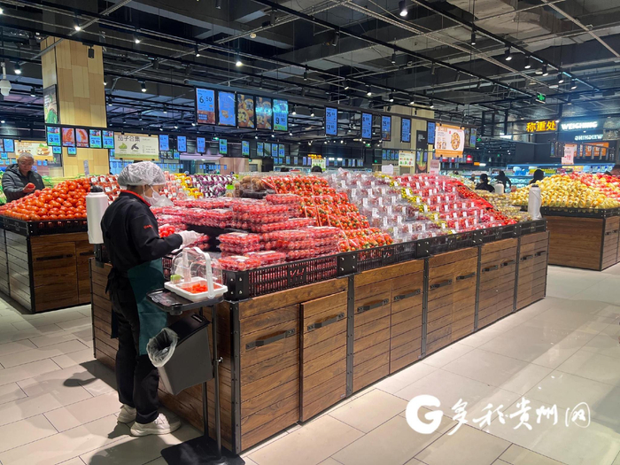 永辉超市金源中心店水果售卖区