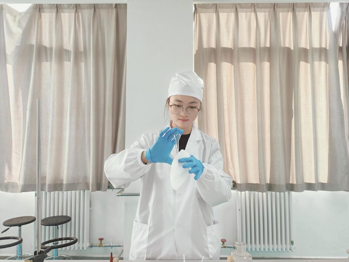青海卫生职业技术学院的学生在认真做实验。