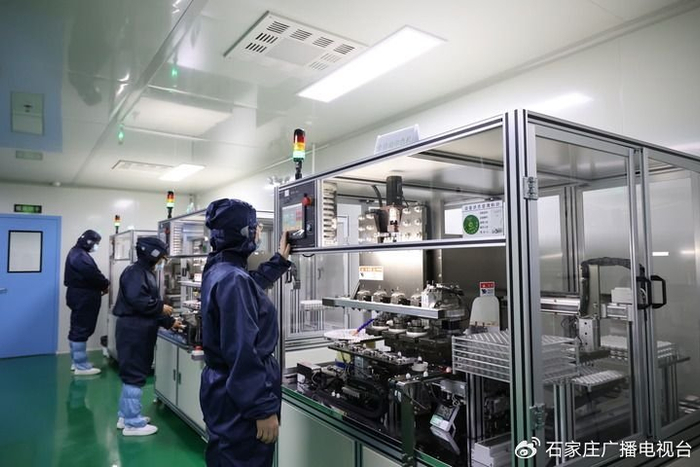 河北鑫视康隐形眼镜有限公司工人在无菌车间工作。（受访者提供）