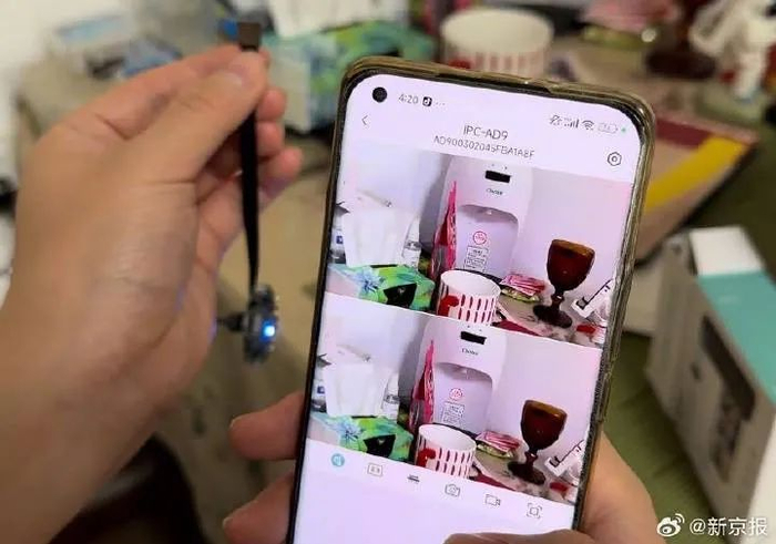 连接上某手机应用软件后，镜头拍摄的画面被实时传输到手机上。新京报记者 慕宏举摄