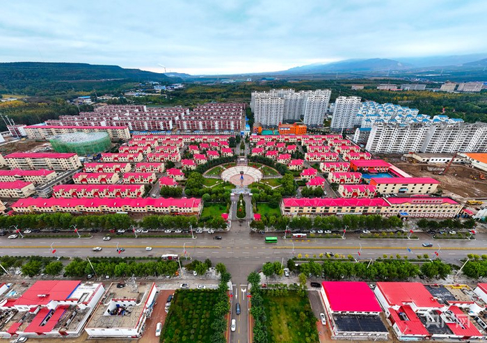 俯瞰村民居住的小区，整齐的楼宇间绿意盎然（央广网发  叶娴豆  摄）