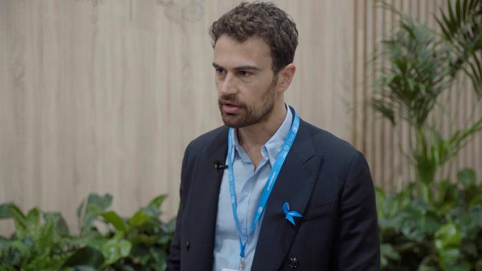 联合国难民署亲善大使、英国演员提奥·詹姆斯（Theo James）接受新京报记者的专访。新京报记者 谢莲摄