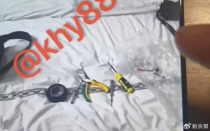 聊天群内发布的“安装工”在广西桂林某酒店安装偷拍摄像头的视频。 视频截图