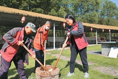 在江西省九江市德安县聂桥镇宝山村，博阳河家庭农场负责人李双（右）与村民们一起制作农副产品。熊飞摄