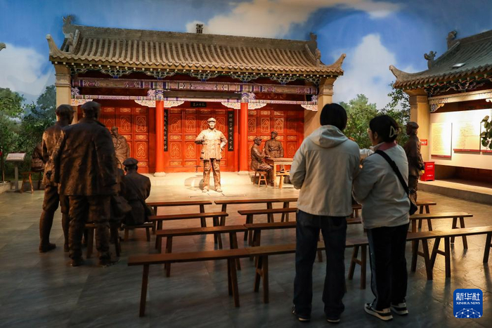   11月18日，游客在哈达铺红军长征纪念馆参观。新华社记者 郎兵兵 摄