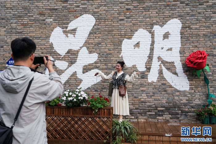 人们在钱王街上打卡拍照。新华社记者 王静颐 摄