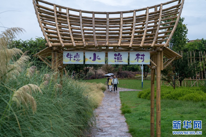 游客在滇池南岸的小渔村游玩。新华社记者 彭奕凯 摄