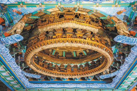 兼具采光、防火、装饰等多重功能的藻井在汉代就已出现。图为网红藻井冰箱贴的原型——隆福寺正觉殿明间天宫藻井。