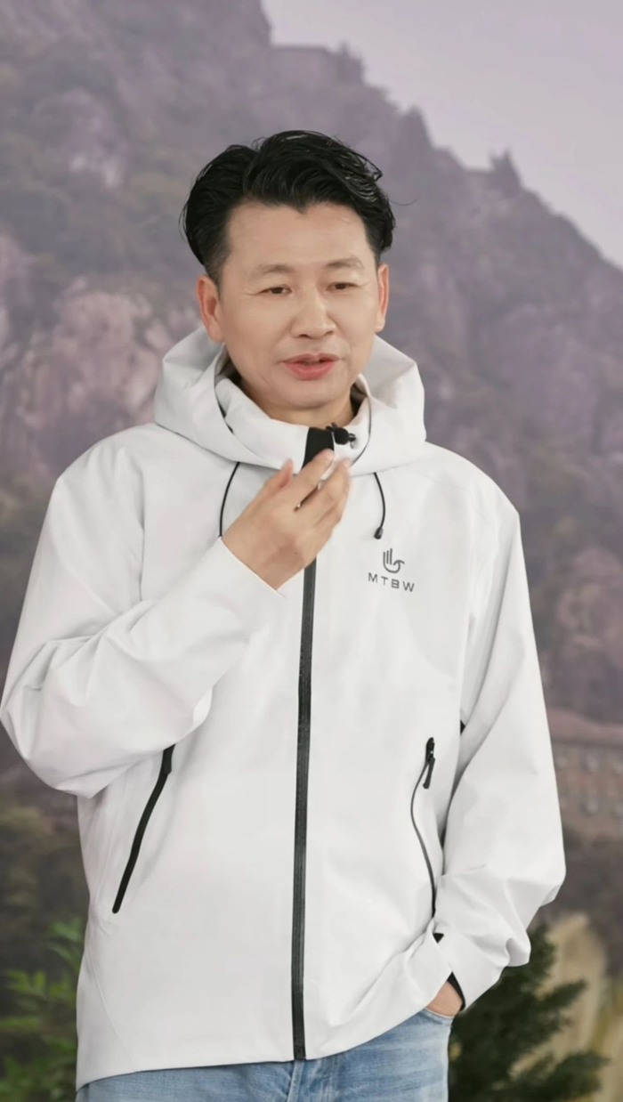 直播中的周成建。图/截取自直播