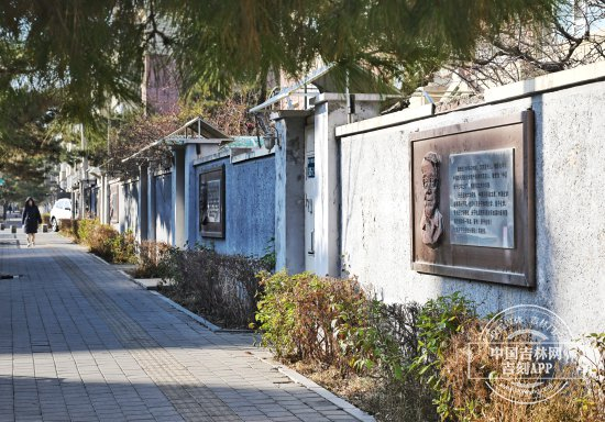 长春市东中华路上，一面面浮雕上记录着“先生北上”