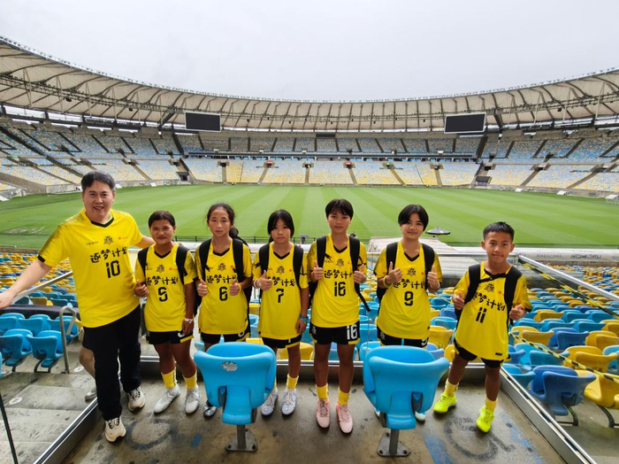 贵州榕江“逐梦计划”青少年足球队在马拉卡纳体育场合影。受访者供图