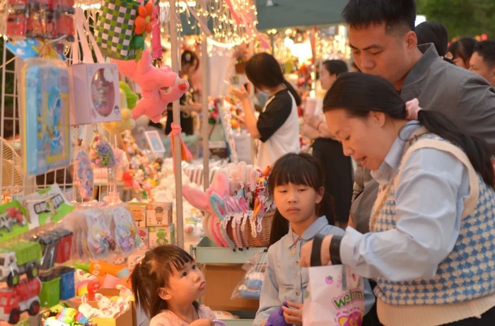 △ 紫荆西堤文创街区。图源七星岩紫荆西堤