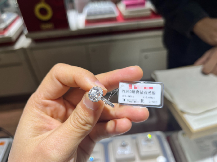 1克拉的高品质培育钻石