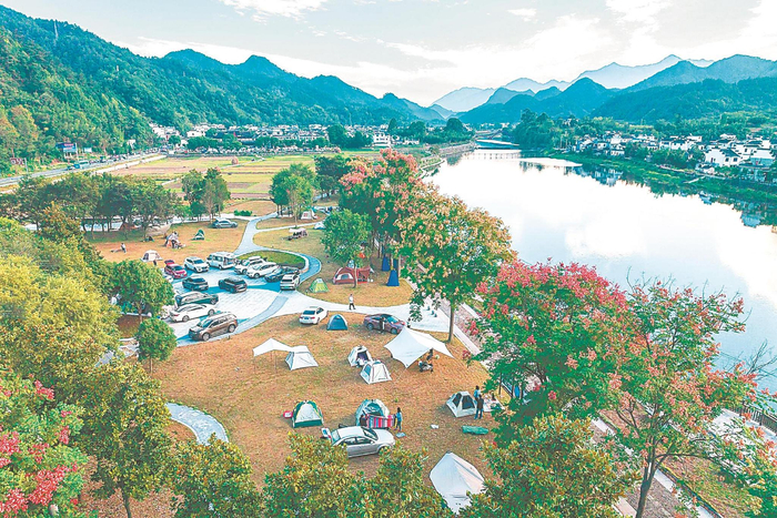 宣城市绩溪县，游客在龙川景区外围露营，尽享绿水青山。本报通讯员 周斯跃 摄