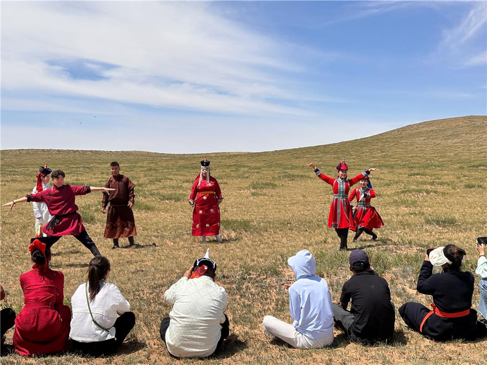 乌兰牧骑队员深入草原为群众演出。