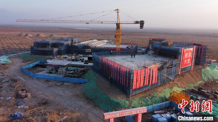  封顶现场。　银川市贺兰山东麓葡萄酒产业联盟供图