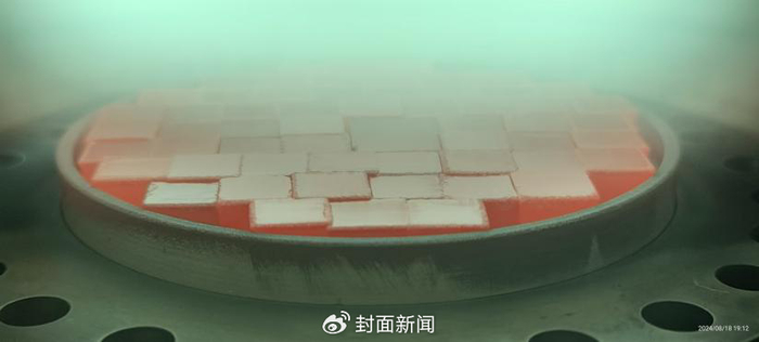 生长中的培育钻石（受访者供图）