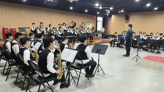 新乡市获嘉县凯旋路小学学生正在参加社团活动（央广网记者  郝振青  摄）