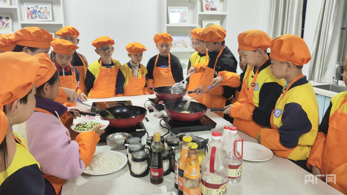 灵宝市第四小学教育集团尹庄实验校区学生正在参加社团活动（央广网记者  郝振青  摄）