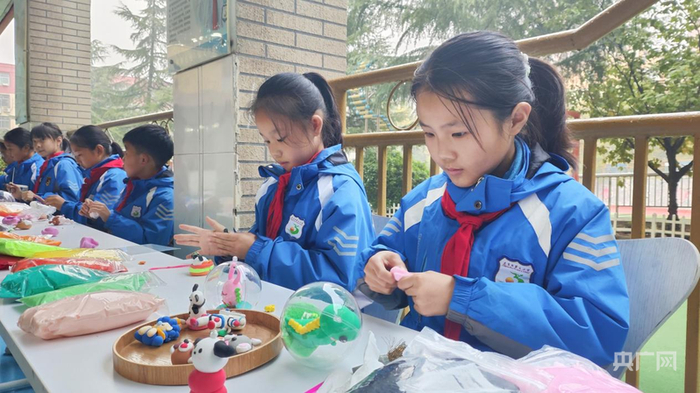 灵宝市第三小学教育联盟学生正在参加社团活动（央广网记者  郝振青  摄）