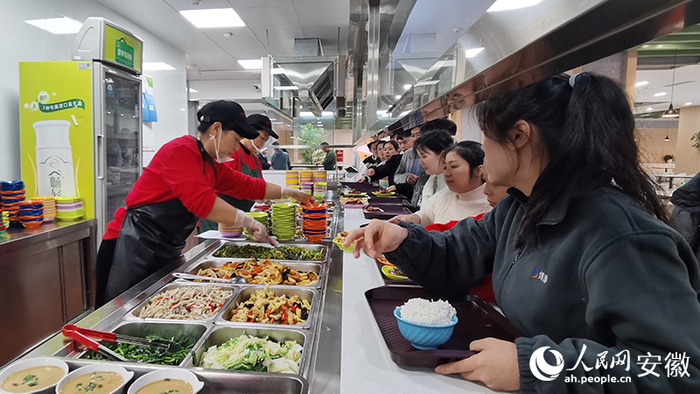 周边员工来到餐饮中心用餐。人民网 胡雨松摄