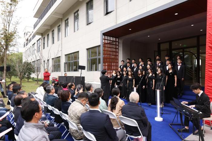 致远学院“万有引力”学生合唱团表演《彩虹》