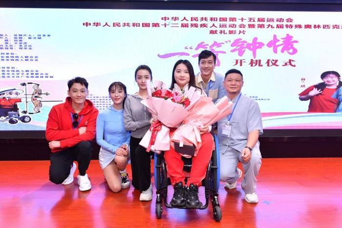 剧组演员、制片人和残奥冠军陈敏仪(右三)合影