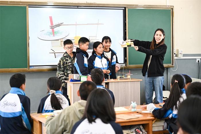 戴森工程教育项目走进云南省怒江傈僳族自治州泸水市老窝镇中学