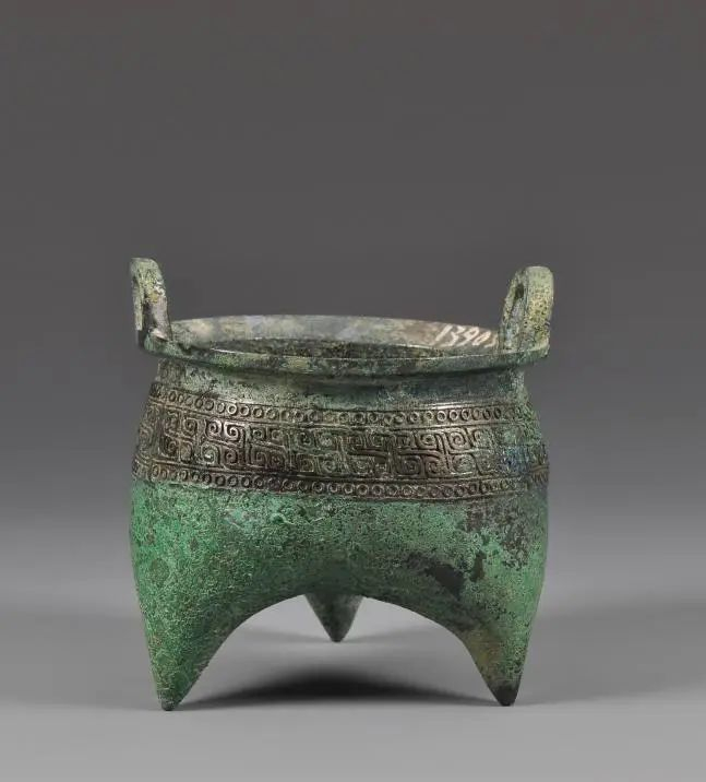 　　△云雷纹联裆圆肩铜鬲 江西省博物馆藏