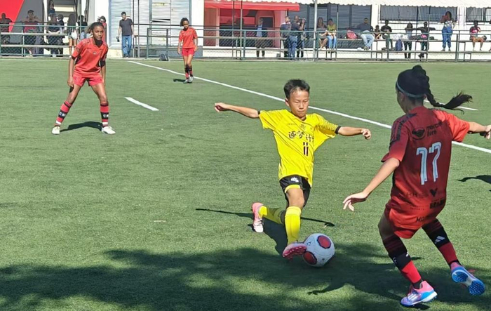 徐向阳（右二）在交流比赛中。受访者供图