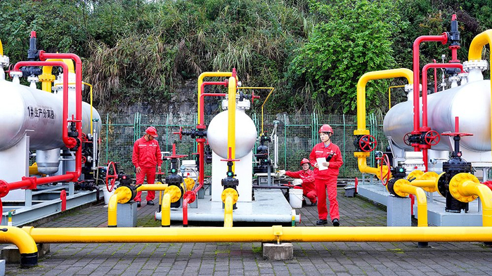   涪陵页岩气田员工正在巡检气田集输装置。宋国梁 摄