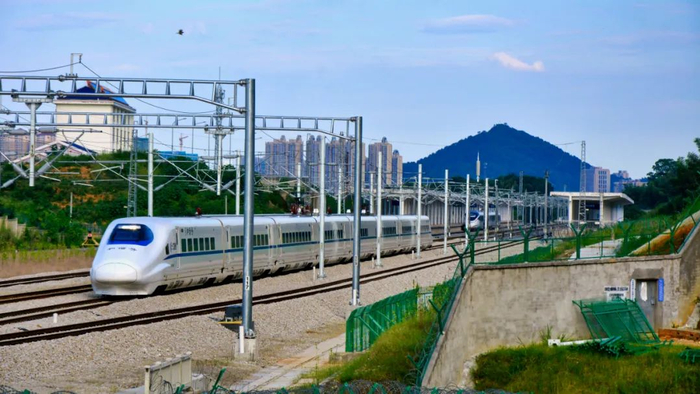 一辆城际列车驶出长沙西站。图/图虫创意