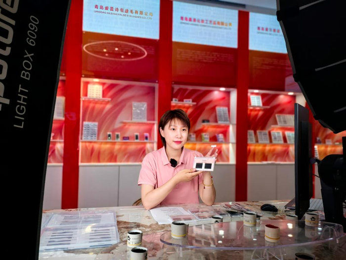 　　电商主播在直播间线上销售新上市的假睫毛产品。新华社记者 冯媛媛 摄
