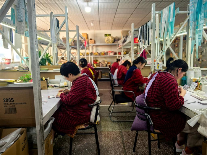 　　平度市一家假睫毛生产企业员工在制作假睫毛。新华社记者 冯媛媛 摄