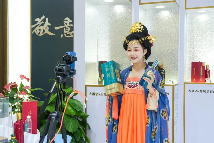 宝鸡酒博会上，主播在柳林酒直播间进行直播