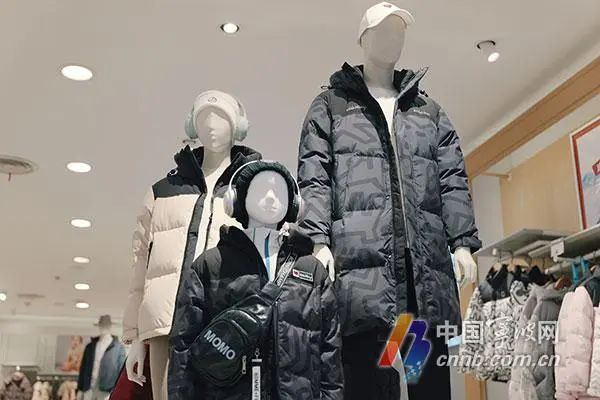 羽绒服成为专柜主推产品。宁波二百供图