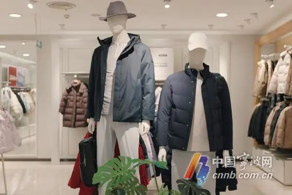 羽绒服已经上架。宁波二百供图