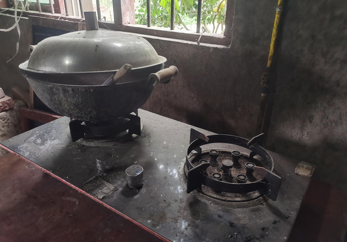 ▲停气数月，温大爷家中的燃气灶上已布满灰尘