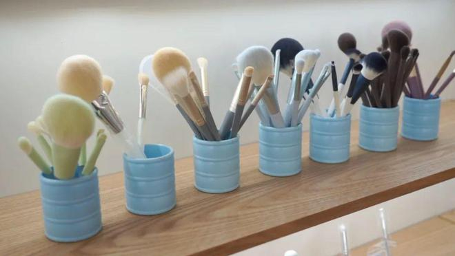 ▲花漾样品间内的化妆刷成品展示。卫琪｜摄